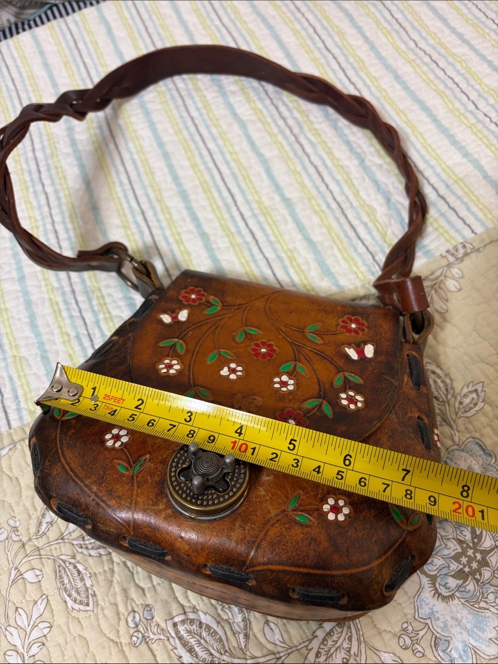 Vintage 70s leather Hand-Tooled Floral Crossbody bag by Canale - Picture 6 of 16